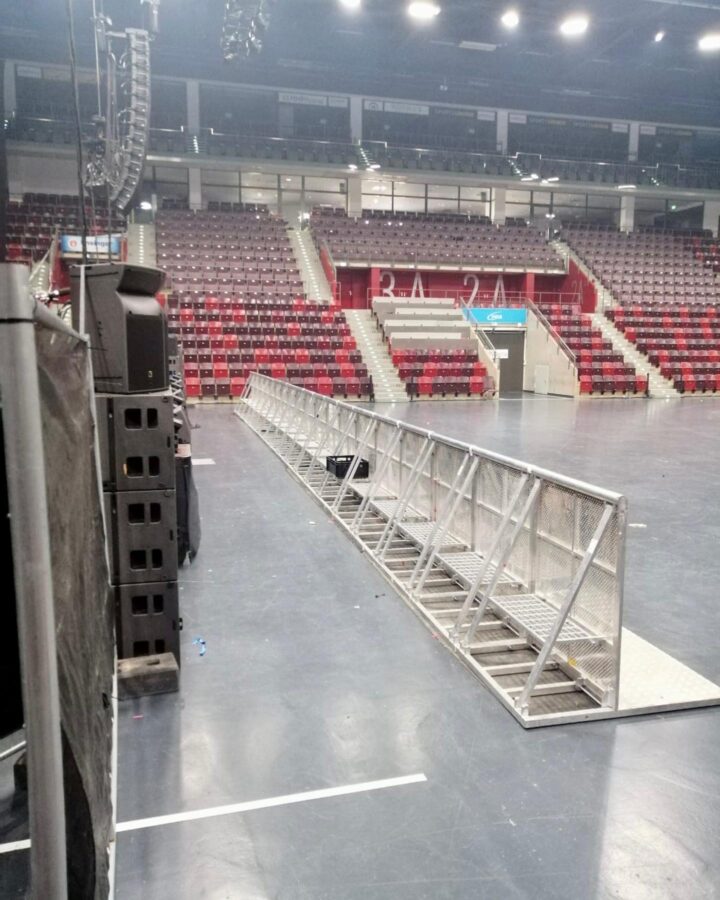 mhpArena-Hallenumbau-Ludwigsburg-stagebarrier-bühnengitter-crashbarrier